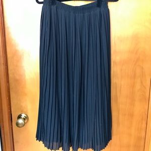 NWOT  Black pleated midi skirt
